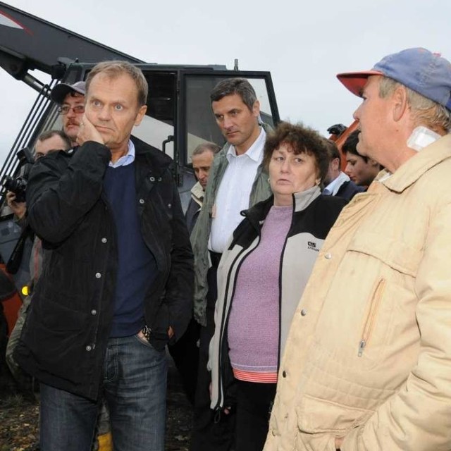 Donald Tusk w sobotę w Sieroniowicach zapewniał rodziny o rządowej pomocy.