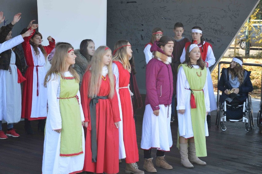 Zakopane. Młodzi Polacy i Ukraińcy szyli stroje słowiańskie [ZDJĘCIA]