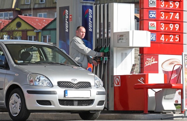 Wczoraj ceny benzyny bezołowiowej 95 na stacjach zbliżyły się do 4 zł za litr, na niektórych nawet przekroczyły.