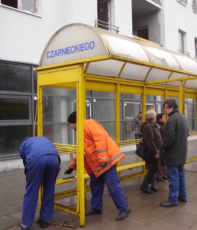 Na jeden przystanek o szerokości ok. 4 metrów potrzeba blisko 10 m.kw. szyby. Naprawa wiat jest dość kosztowna.