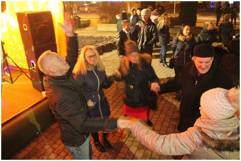 Z muzyką, tańcem i wystrzałami korków od szampana Mońki...