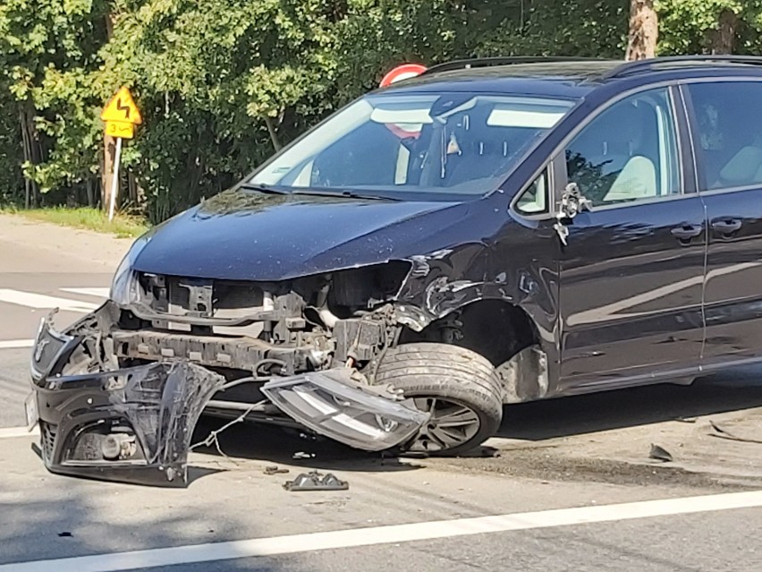 W Dzikowcu kurier zderzył się z vanem. Nikt nie został ranny [ZDJĘCIA]