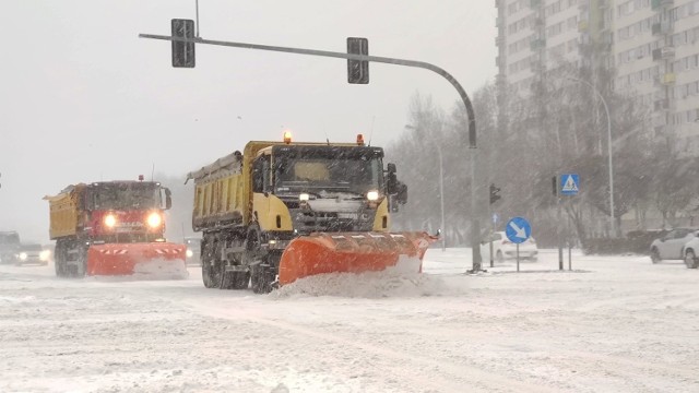 Śnieg zasypał drogi w województwie łódzkim. Na zdjęciu odśnieżanie ulicy w Piotrkowie Trybunalskim.ZOBACZ JAK WYGLĄDAŁY DROGI W WOJEWÓDZTWIE ŁÓDZKIM >>>>