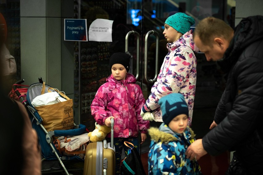 Kraków. Na dworzec PKP codziennie przyjeżdżają pociągi z tysiącami uchodźców z Ukrainy. "Moja podróż trwała 45 godzin" 