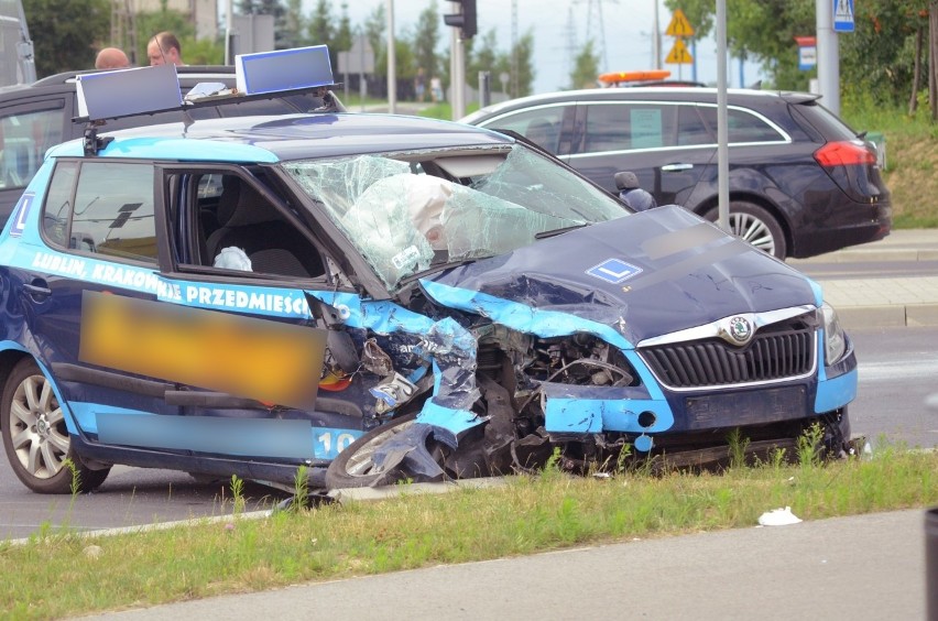 Wypadek na Zelwerowicza. Zderzenie toyoty z samochodem nauki jazdy. Ranni