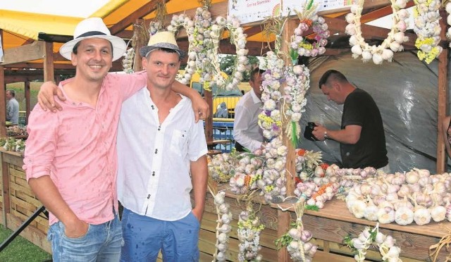 Producenci czosnku Paweł Lupa i Dominik Wleciał z Prandocina od lat współpracują przy uprawach i wspierają się nawzajem.