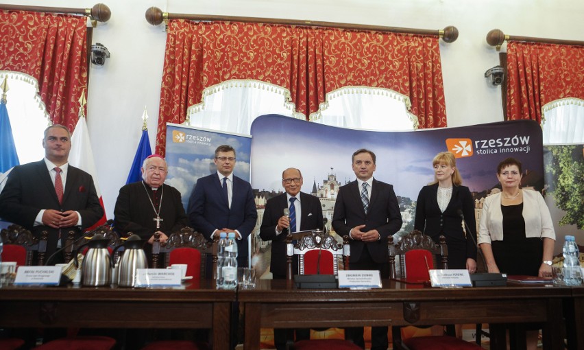 Tadeusz Ferenc i Zbigniew Ziobro podpisali umowę...