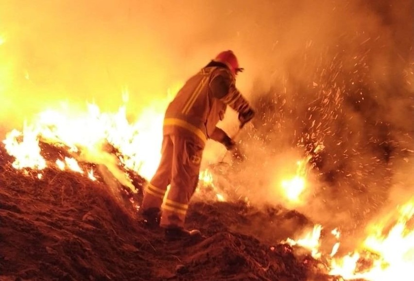 Pożar balotów słomy w Pobłociu gasili ochotnicy z OSP...