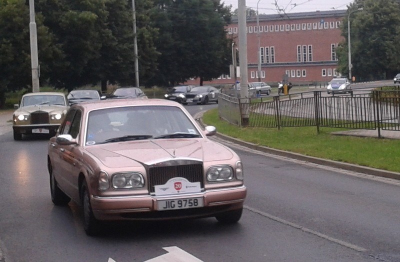 Trwa zlot samochodów Rolls-Royce i Bentley. Dziś auta pojechały do Środy Śląskiej (ZDJĘCIA, FILM)