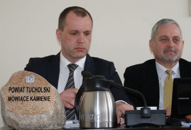 Wojciech Kociński (z lewej) prezentuje miniaturowe modele kamieni. Obok Zbigniew Grugel, wiceprzewodniczący Rady Powiatu.
