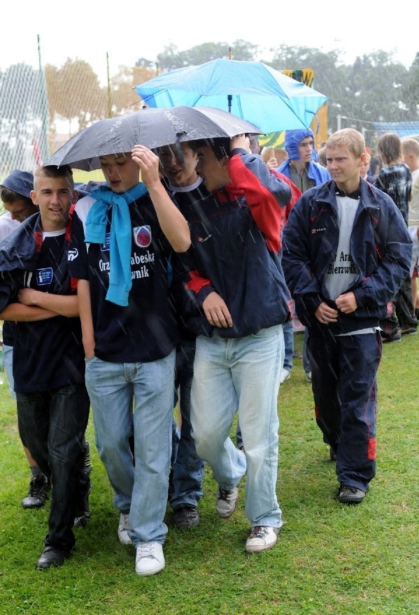 Juniorzy Orła Arabeski Bierzwnik nie zrezygnowali z udziału w turniejowej paradzie. Parasoli mieli za mało, za to dobrego nastroju i humoru od dostatkiem.