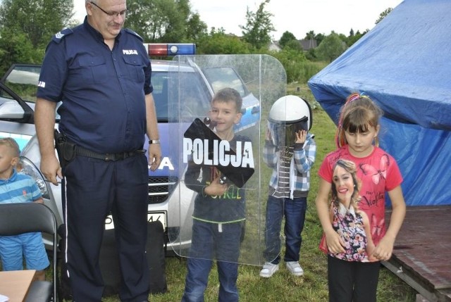 Największą frajdą dla dzieci była możliwość przymierzenia policyjnego stroju i poznanie wyposażenia funkcjonariuszy. 