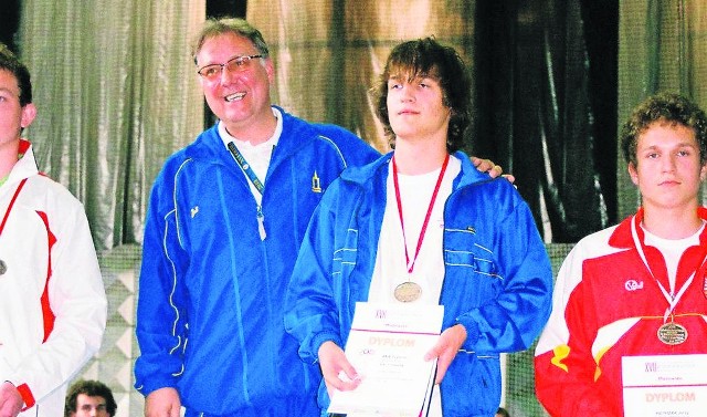 Szymon Wojtyna na podium ze złotym medalem. Pierwszy większy sukces sportowca z Nysy to finał Ogólnopolskiej Olimpiady Młodzieży w 2011. Obok trener Janusz Wydra.