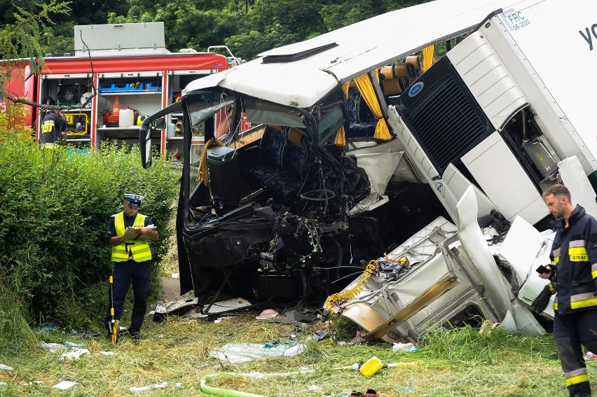 Myślenice. Kierowca mercedesa usłyszał zarzut w sprawie wypadku w Tenczynie z udziałem autokaru