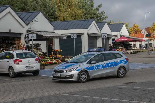 Policjanci kontrolują czy poznaniacy nie próbują nielegalnie dostać się na zamknięte cmentarze