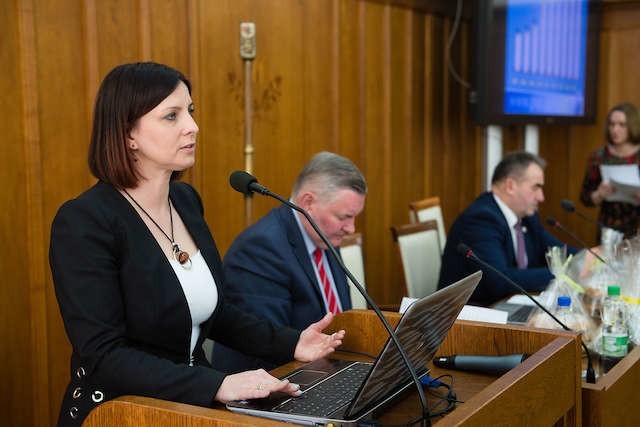 Okręgowy inspektor pracy Małgorzata Porażyńska przedstawiła radnym informację o działalności PIP