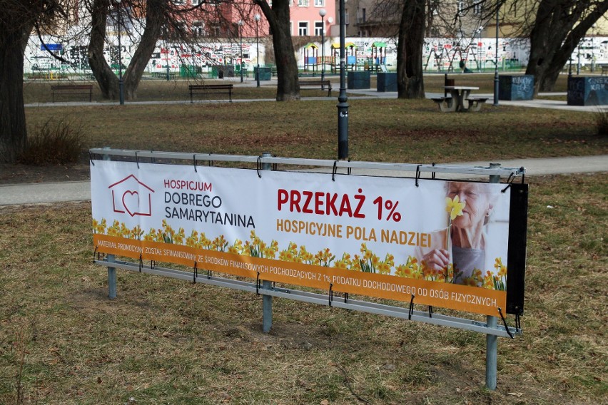 „Na trawnikach w Lublinie zamiast kwiatów wyrastają banery” - skarżą się mieszkańcy. Ratusz odpowiada