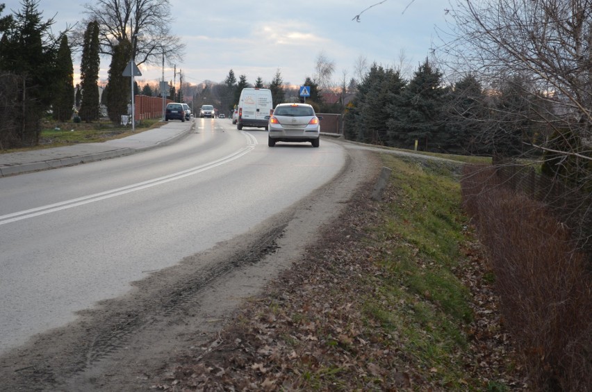 Przy ulicy Słocińskiej w Rzeszowie brakuje chodników. Trzeba chodzić poboczem