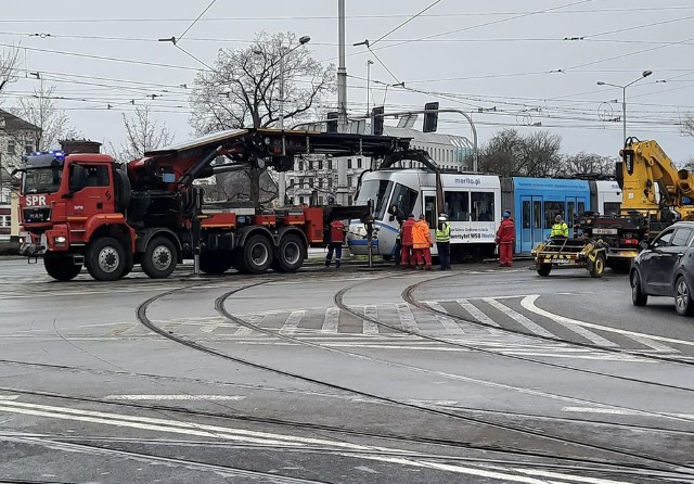 Wykolejenie tramwaju linii 14 na placu Bema we Wrocławiu