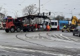 Armagedon na Placu Bema we Wrocławiu. Tramwaj wypadł z torów  - są duże utrudnienia 