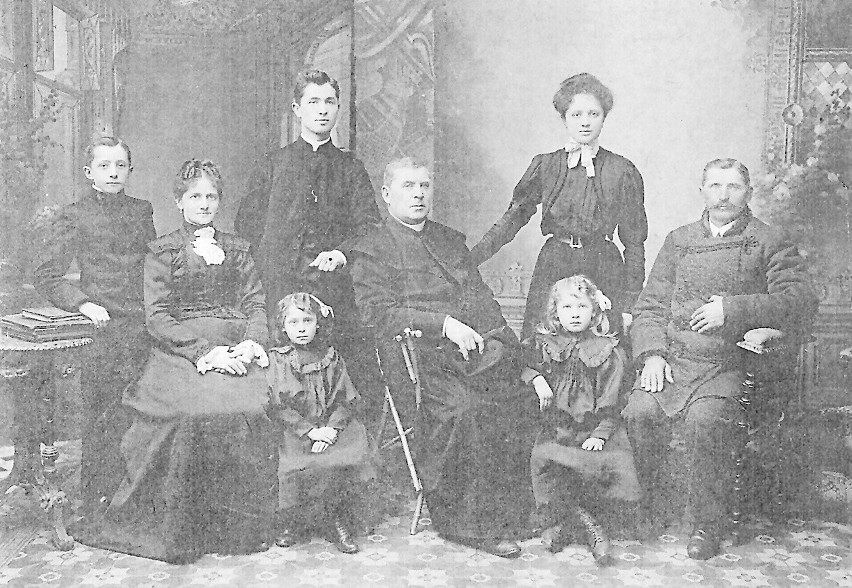 Rok 1908. Barbara z Hunterów (siedzi po lewej) i Michał...