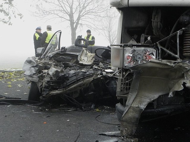 Do zdarzenia doszło około godz. 9.00 w Janowicach, na drodze Inowrocław-Kruszwica. Samochód ciężarowy z naczepą (bez ładunku) zderzył się z samochodem osobowym.