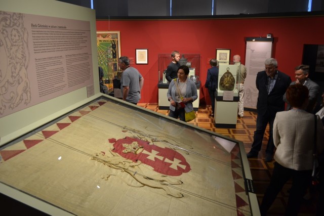 Celem wystawy jest nie tylko zaprezentowanie szerokiemu gronu odbiorców roli, jaką Kazminierz Jagiellończyk odegrał w historii Gdańska, ale też pokazanie zmian zachodzących w wizerunku herbu miejskiego.