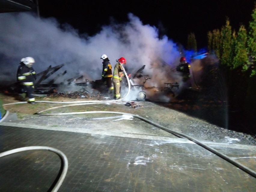 Nad ranem w Chełmcach BMW i fiat 126p poszły z dymem. Jaka przyczyna pożaru? [ZDJĘCIA] 