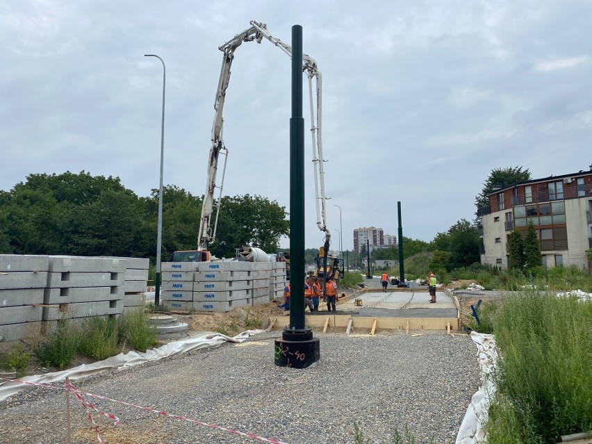 Kraków. Kładą szyny na nowej linii tramwaju do Górki Narodowej