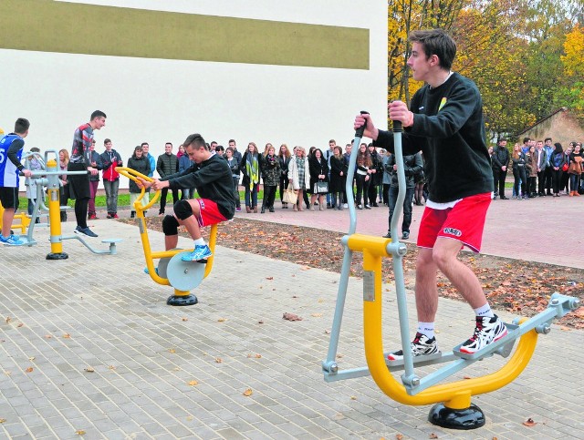Boiska do siatkówki, koszykówki, piłki ręcznej i badmintona oraz siłownia pod chmurką powstały na terenie Zespołu Szkół Ogólnokształcących w Głubczycach.