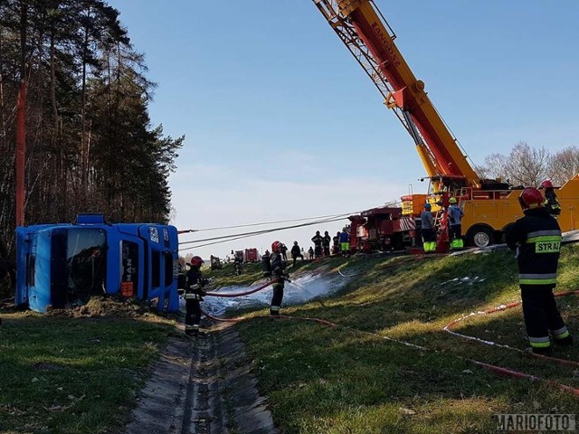 Cysterna przewożąca tlen miała wypadek na opolskim odcinku autostrady A4 na wysokości Przysieczy. Po godzinie 3.00 w nocy samochód zjechał z drogi, wjechał do rowu i przewrócił się na bok.  Miejsce wypadku jest zabezpieczone. Utrudnienia na A4 potrwają jeszcze kilka godzin. Policja zorganizowała objazdy.