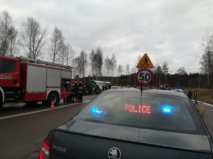 Łyski. Groźny wypadek. Przewrócił się autobus, siedem osób w szpitalu