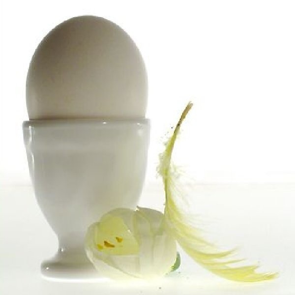 Jajka ugotować na twardo, przestudzić, obrać, przekroić wzdłuż na połówki i ostrożnie wyjąć żółtka.