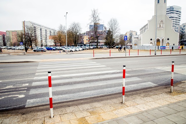 Brak przejścia dla pieszych w tym miejscu jest bardzo kłopotliwy - mówi Wioletta Kobus.