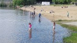 Tłumy w Dolinie Trzech Stawów jak latem ZDJĘCIA Pogoda zachęca do plażowania i kąpieli. Pełno rowerzystów, osób na rolkach i spacerowiczów