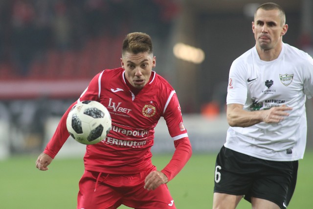 Daniel Mąka w dynamicznej akcji w czasach, gdy Widzew walczył o powrót do ekstraklasy