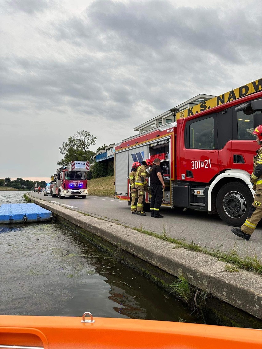 Akcja ratunkowa na Wiśle w Krakowie. Z pomocą pospieszyli ratownicy WOPR. Uratowali kobietę, która skoczyła z mostu Dębnickiego