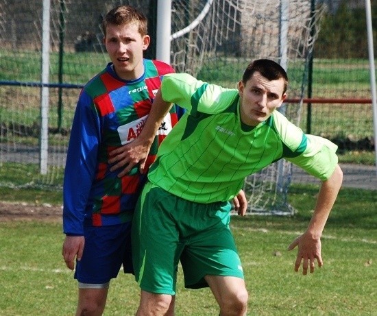 Paweł Nowak (z prawej) zagra w Otmęcie Krapkowice.
