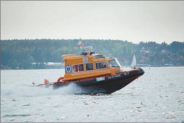 Ratownicy MOPR-u nie tylko czuwają nad bezpieczeństwem żeglarzy, ale też ćwiczą swoje umiejętności.