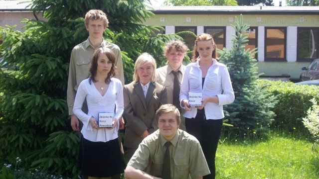 W zbiórce darów bierze udział kilka osób od lewej: Mateusz Czerski, Amanda Bielec,Małgosia Nagadowska, Magdalena Włodek, Mariola Pastwa.