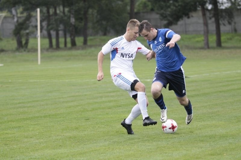 Jakub Włoch (w niebieskiej koszulce) jako pierwszy stanął...