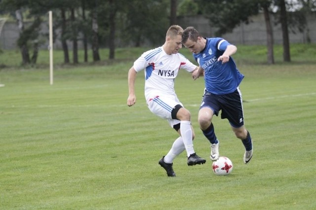 Jakub Włoch (w niebieskiej koszulce) jako pierwszy stanął przed szansą na zdobycie bramki.