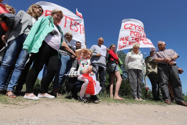 Śmieci ze wsi Rybaki mają zniknąć do 28 maja. Firma zobowiązała się, że je zabierze.Wszystko wskazuje na to, że awantura we wsi Rybaki wreszcie będzie miała szczęśliwy finał. Przypomnijmy, że tydzień temu mieszkańcy powołali straż obywatelską i dzień i noc bronili dostępu do jednej z posesji. Tam bowiem we wtorek rano  z kilku tirów wyładowano ok. 60 ton śmieci.Cały artykuł przeczytasz tutaj: Starosta cofnął zezwolenie na zbieranie odpadów w Rybakach