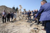 Uroczyste wbicie łopaty na budowie odcinka drogi wojewódzkiej numer 728 z Radoszyc do Łopuszna. Koniec inwestycji w październiku 2020 roku 