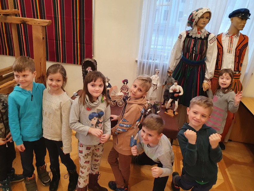  "Sentymentalne Powroty" - lalki sprzed prawie 100 lat na wystawie w muzeum w Nowym Mieście nad Pilicą. Oglądały tłumy. Zobacz zdjęcia