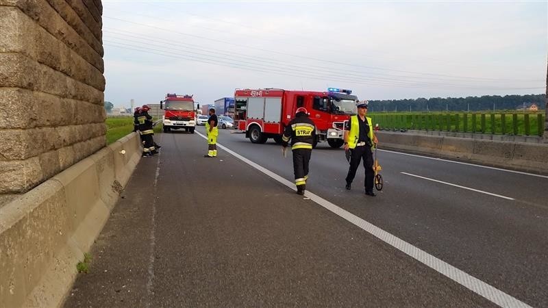 Motocyklista najechał na tył ciężarówki.