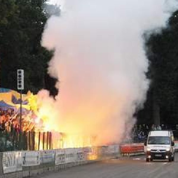 Tak prezentowała się trybuna kibiców, m.in. z członkami Fan Clubu Ultras Brigade, podczas meczu na stadionie przy ul. Hallera