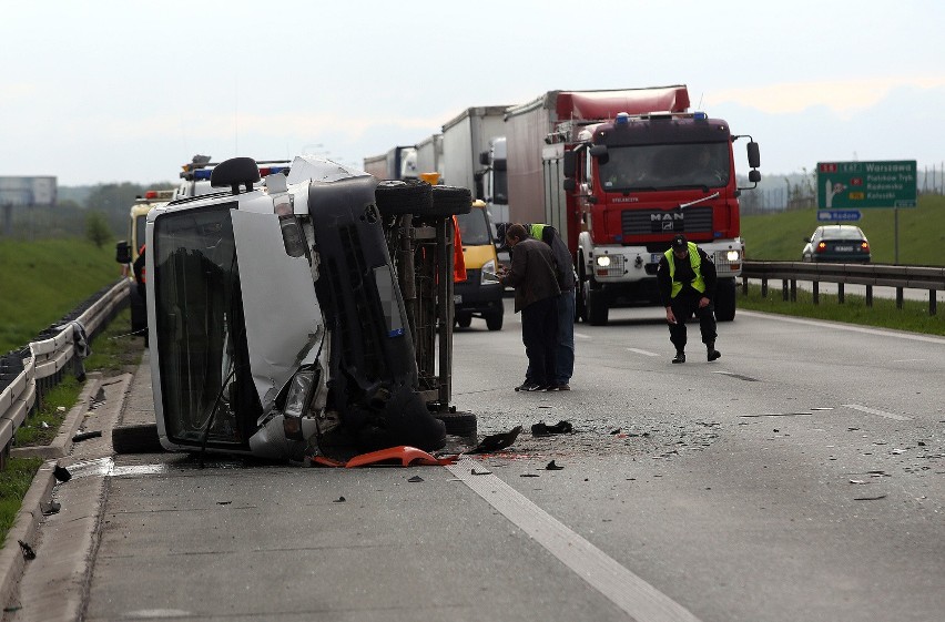 Groźny wypadek koło Piotrkowa. Ciężarówka uderzyła w busa na S8. Ranni [ZDJĘCIA]