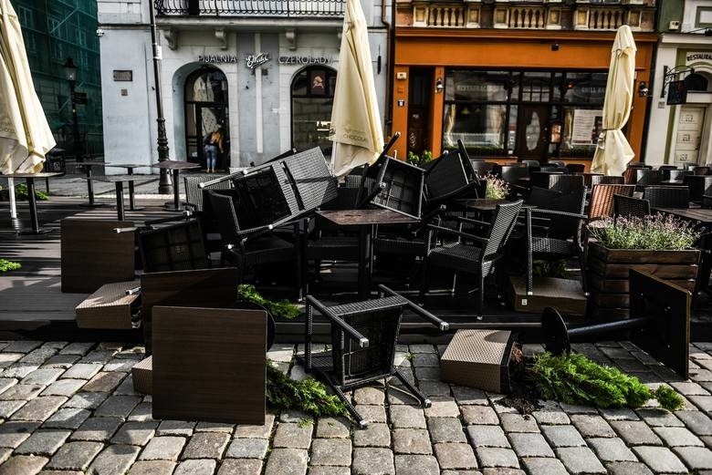 Gwałtowna burza w Poznaniu zniszczyła wyposażenie na Rynku