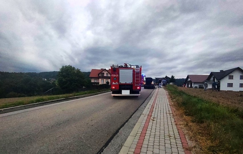 Laskowa. Kierowca opla wymusił pierwszeństwo. Rannego motocyklistę zabrał śmigłowiec